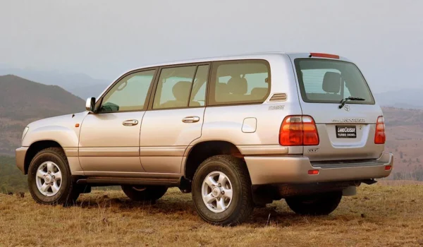 Land Cruiser V8 2000: Car Rental In Uganda